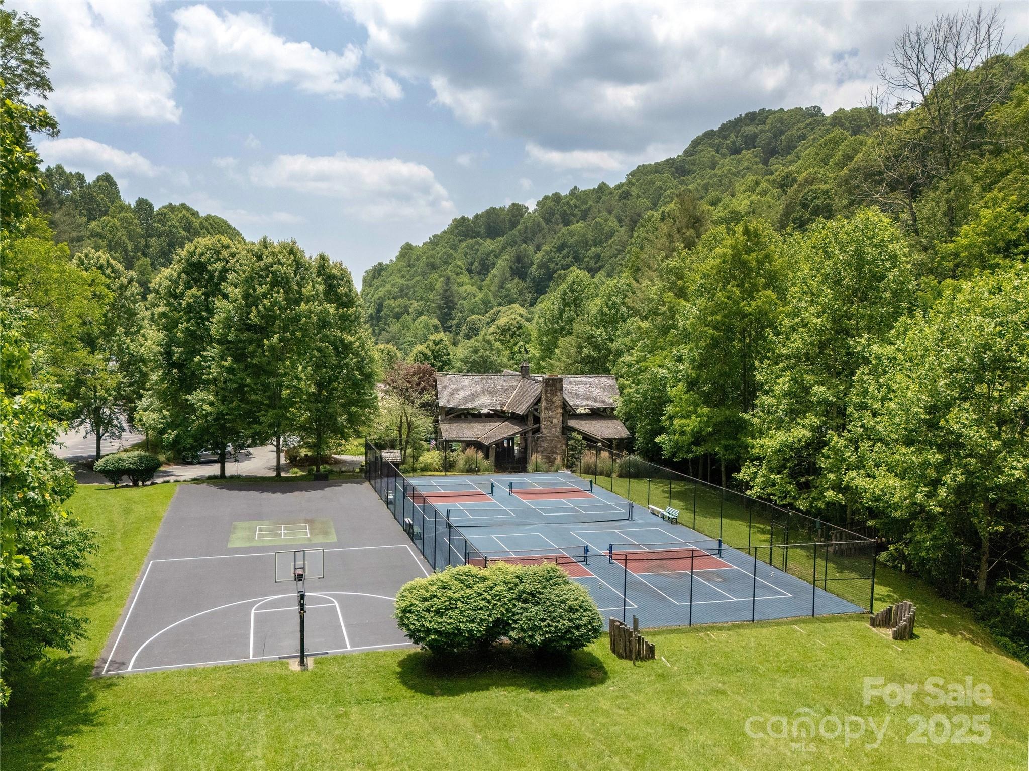 0 English Ridge Drive, Unit 34 Mars Hill, NC 28754 - Photo 17 of 32 a backyard of a house with table and chairs