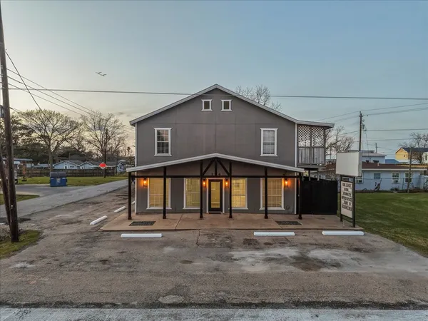 $1,795 | 114 Grand Avenue, Bacliff, TX 77518