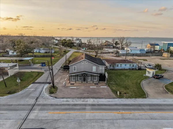 $1,795 | 114 Grand Avenue, Bacliff, TX 77518