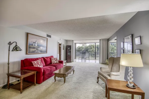 $324,990 | 5250 Woodland Lakes Drive, Unit 226, Palm Beach Gardens, FL 33418