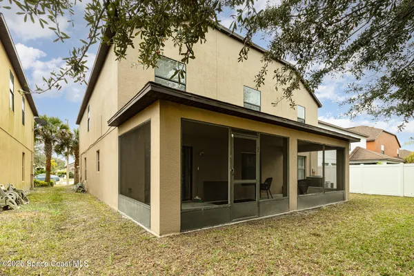 a view of yard with tree