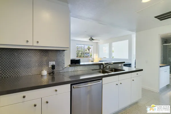 $2,400 | 870 East Palm Canyon Drive, Unit 205, Palm Springs, CA 92264