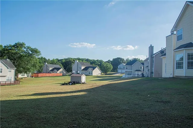 a view of a house with a yard