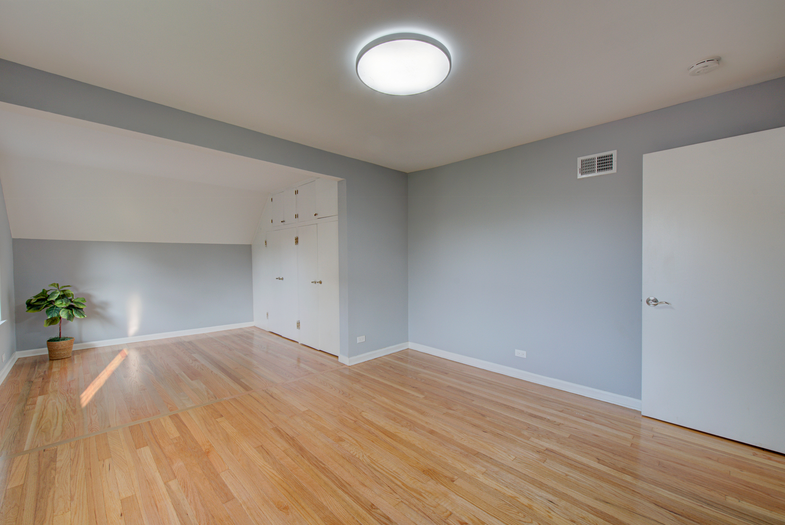 2360 Maple Road Homewood, IL 60430 - Photo 21 of 33 a view of an empty room and wooden floor