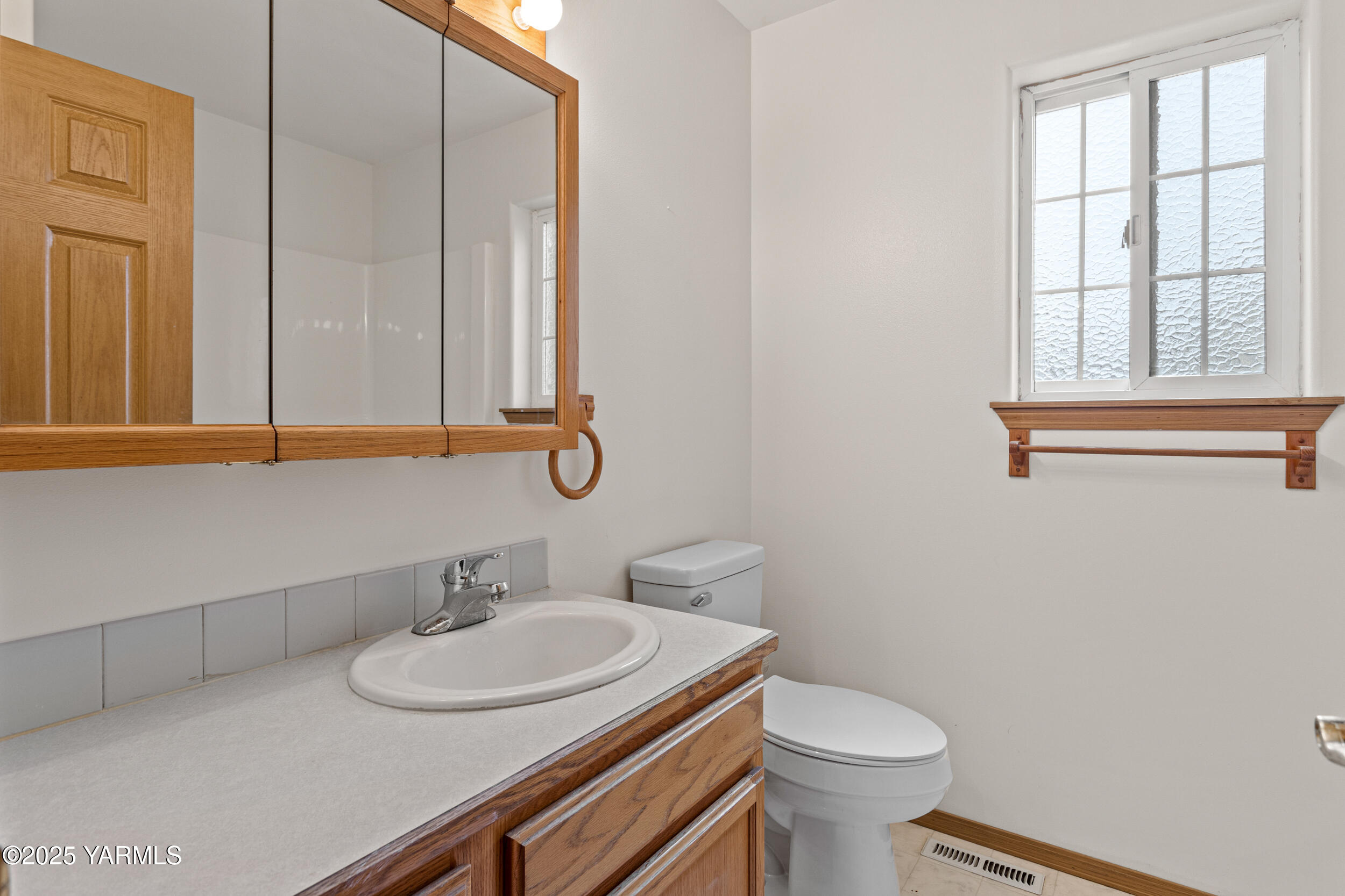 20 Buttercup Lane Selah, WA 98942 - Photo 11 of 41 Main Bathroom