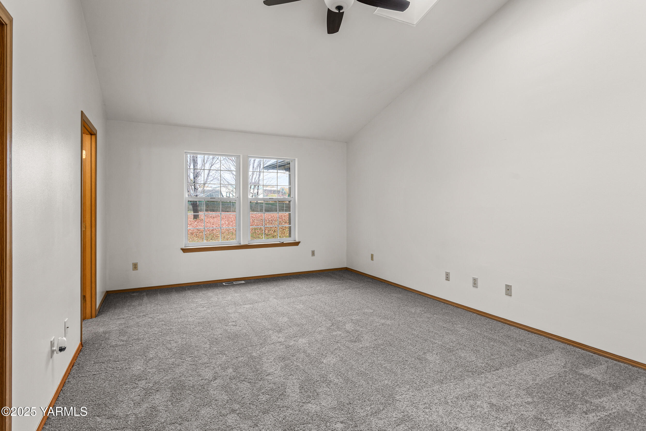 20 Buttercup Lane Selah, WA 98942 - Photo 13 of 41 Primary Suite