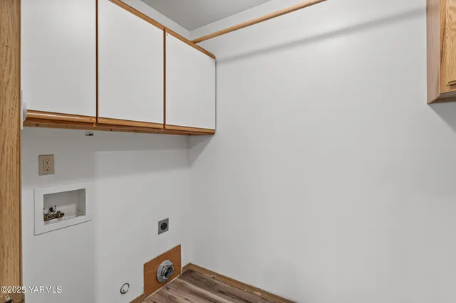 a view of utility room