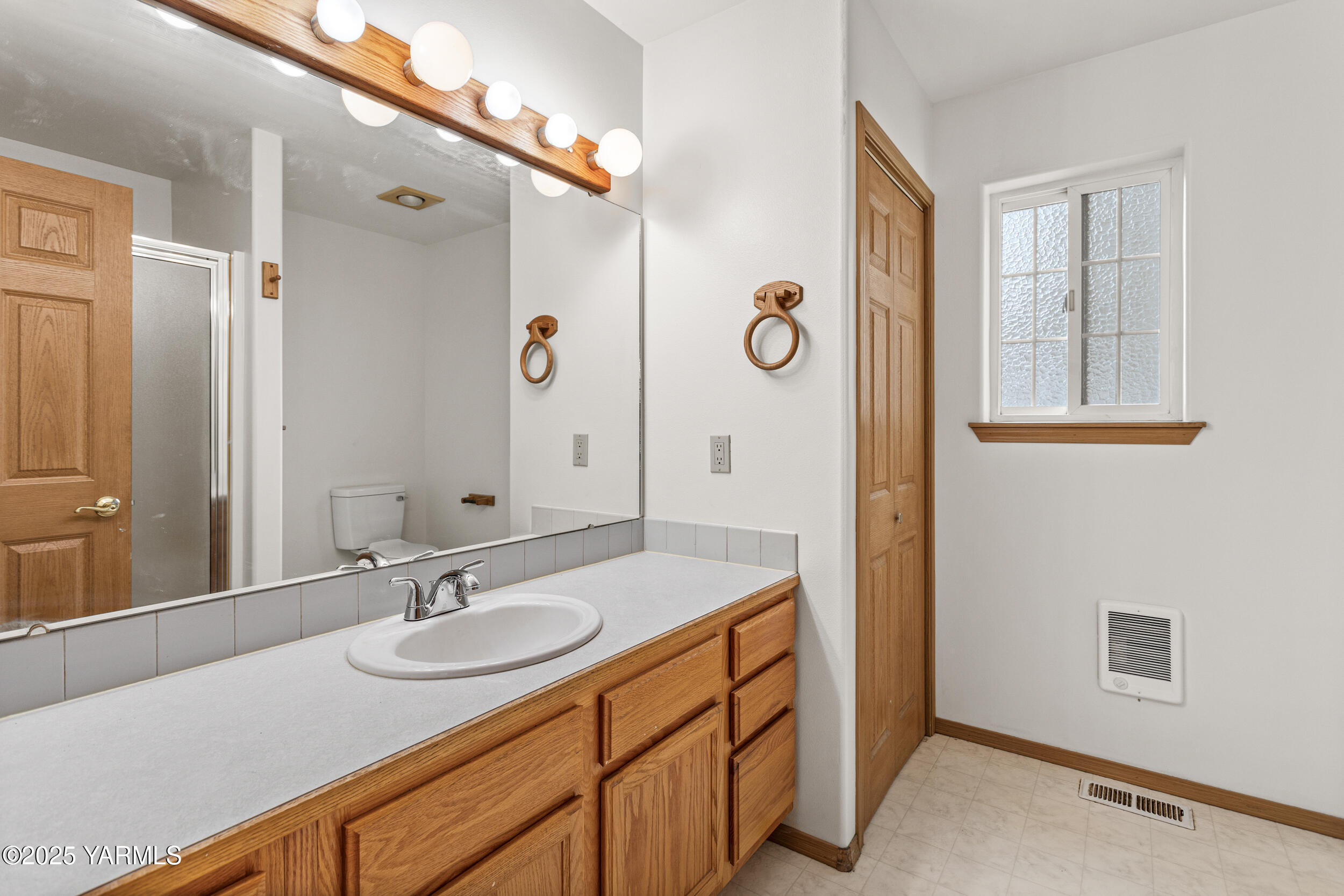 20 Buttercup Lane Selah, WA 98942 - Photo 15 of 41 Primary Bathroom