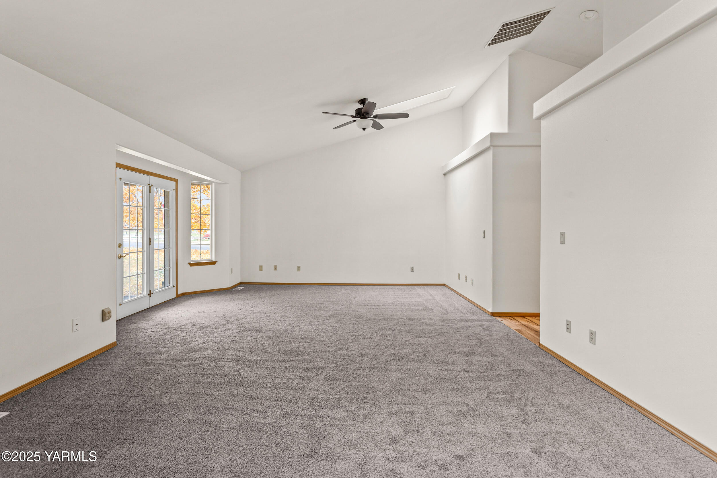 20 Buttercup Lane Selah, WA 98942 - Photo 3 of 41 Living Room