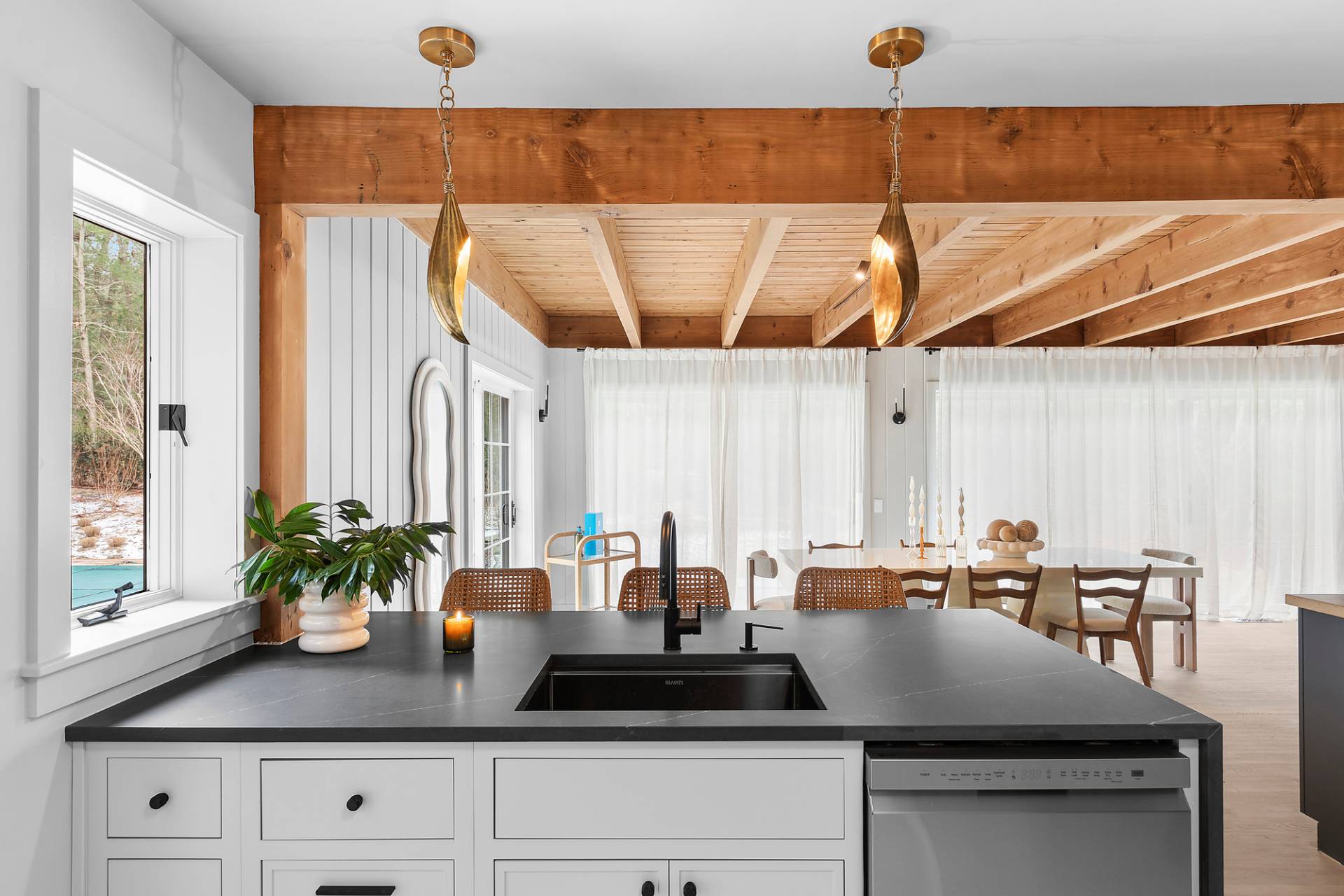 5 Phoebe Scoys Road East Hampton, NY 11937 - Photo 25 of 43 a kitchen with a table and chairs