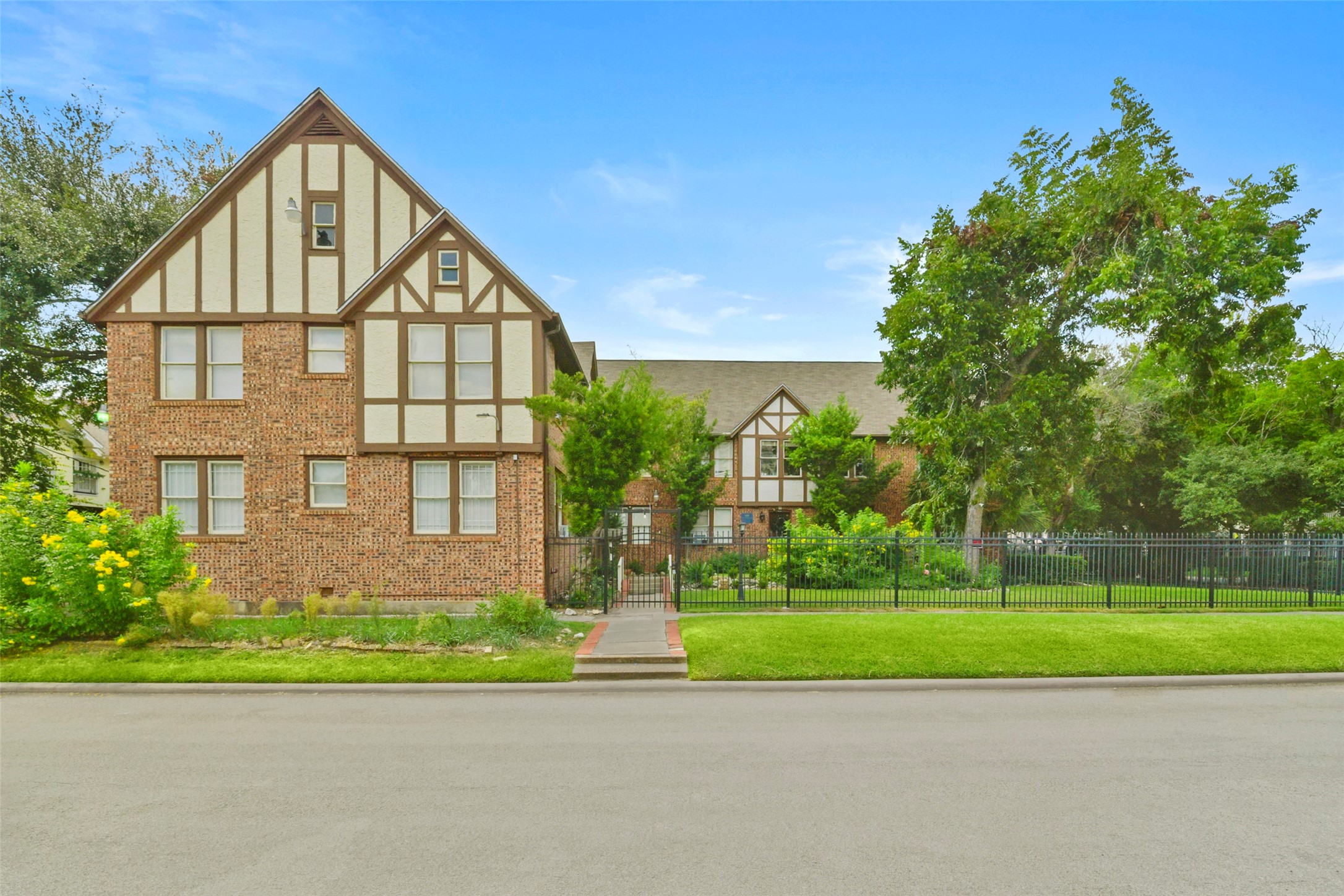 436 Westmoreland Street, Unit 2 Houston, TX 77006 - Photo 1 of 23