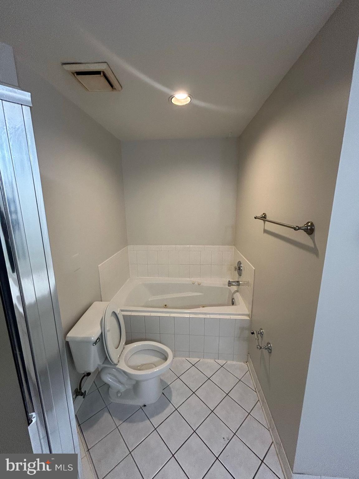 6924 Fairfax Drive, Unit 140 Arlington, VA 22213 - Photo 17 of 19 a bathroom with a toilet and a shower