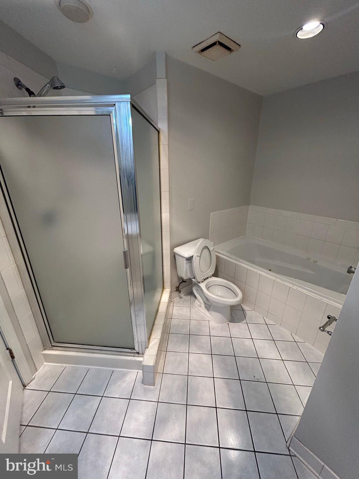 6924 Fairfax Drive, Unit 140 Arlington, VA 22213 - Photo 18 of 19 a bathroom with a sink and a toilet