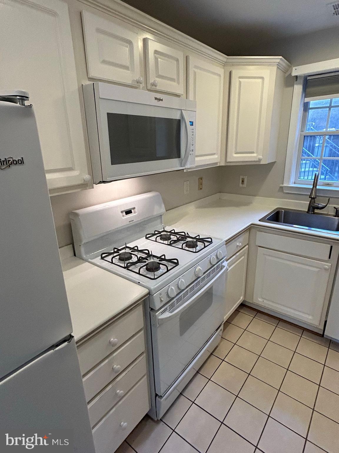6924 Fairfax Drive, Unit 140 Arlington, VA 22213 - Photo 7 of 19 a white stove top oven sitting inside of a kitchen