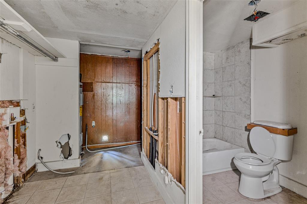 902 North Frances Street Terrell, TX 75160 - Photo 24 of 28 a bathroom with a granite countertop shower and a toilet