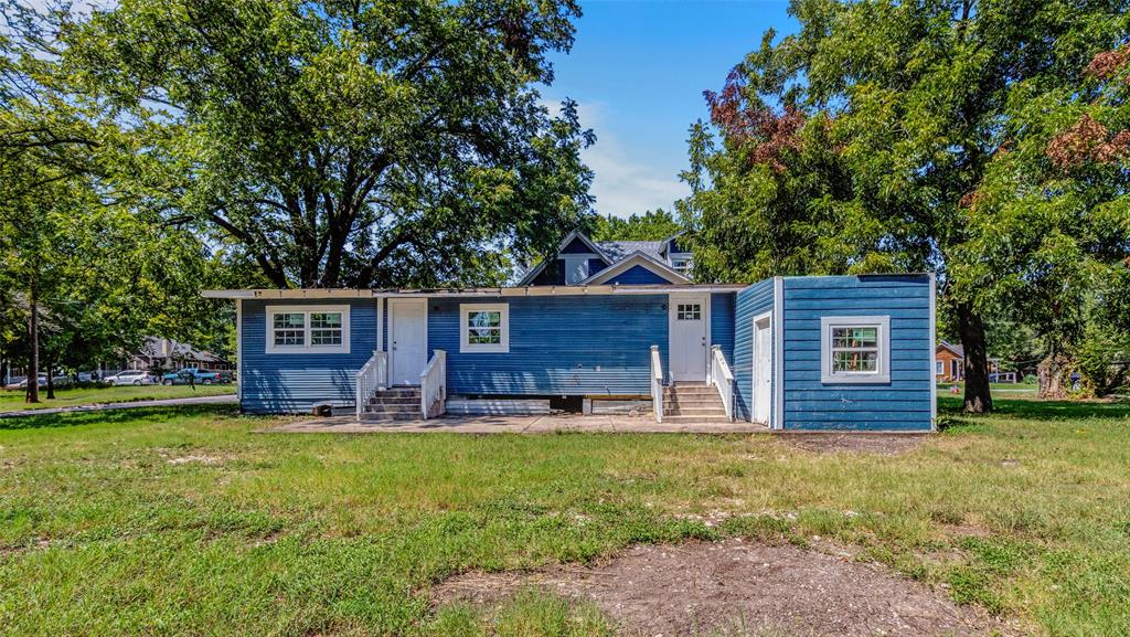 902 North Frances Street Terrell, TX 75160 - Photo 4 of 28 front view of a house with a yard