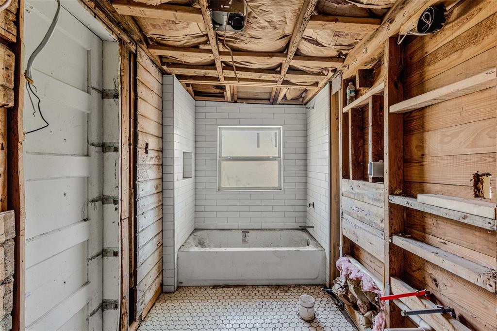 902 North Frances Street Terrell, TX 75160 - Photo 9 of 28 a bathroom with a tub a sink and a shower