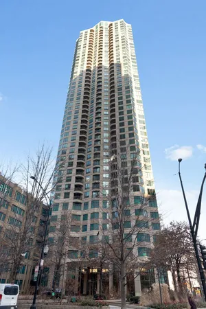 $325,000 | 400 North LaSalle Drive, Unit 2001, Chicago, IL 60654
