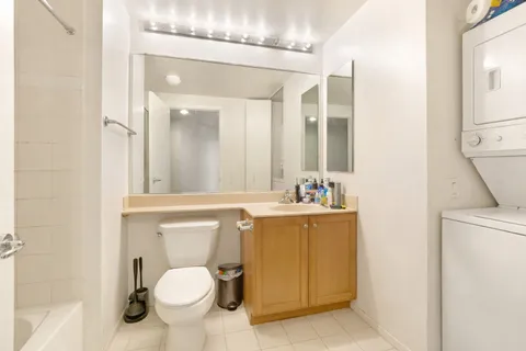 $325,000 | 400 North LaSalle Drive, Unit 2001, Chicago, IL 60654