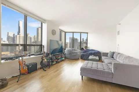 $325,000 | 400 North LaSalle Drive, Unit 2001, Chicago, IL 60654