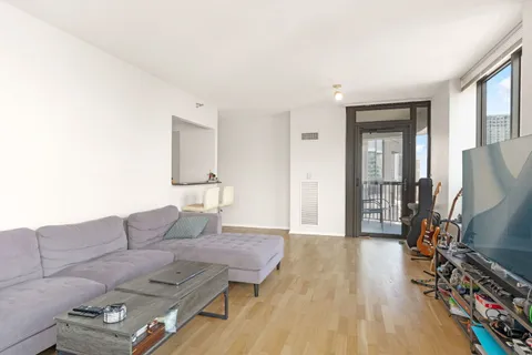 $325,000 | 400 North LaSalle Drive, Unit 2001, Chicago, IL 60654