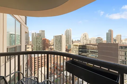 $325,000 | 400 North LaSalle Drive, Unit 2001, Chicago, IL 60654