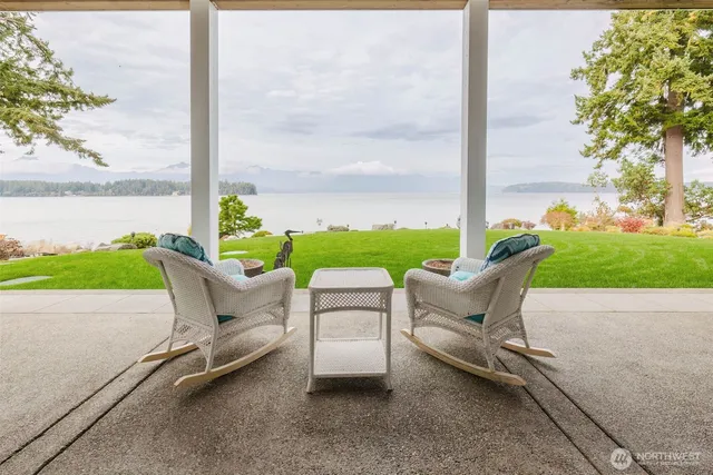 a view of a house with a trees