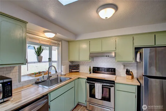 $315,000 | 685 Northwest Atalanta Way, Unit 1, Oak Harbor, WA 98277