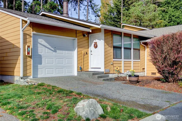 $315,000 | 685 Northwest Atalanta Way, Unit 1, Oak Harbor, WA 98277