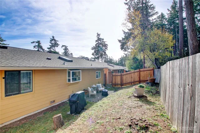 $315,000 | 685 Northwest Atalanta Way, Unit 1, Oak Harbor, WA 98277