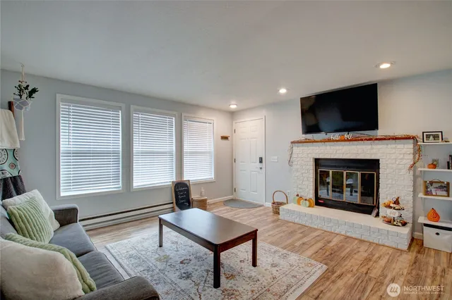 $315,000 | 685 Northwest Atalanta Way, Unit 1, Oak Harbor, WA 98277