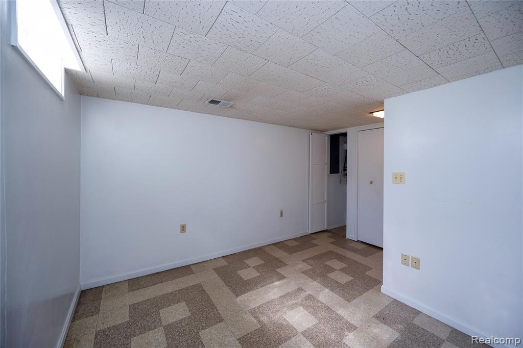 5646 Cambourne Road Dearborn Heights, MI 48127 - Photo 36 of 42
