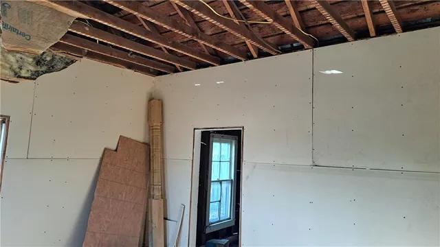 $8,000 | 306 West 5th Street, Longton, KS 67352