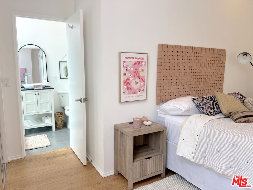 25366 Malibu Road, Unit 2 Malibu, CA 90265 - Photo 15 of 25 a bedroom with a bed and a view of bathroom