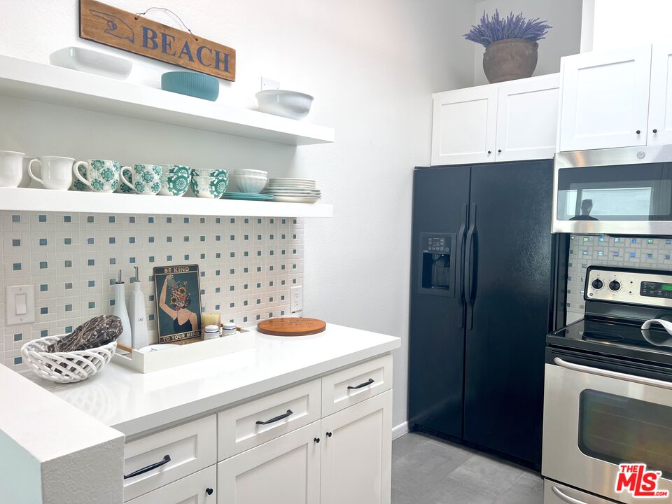 25366 Malibu Road, Unit 2 Malibu, CA 90265 - Photo 9 of 25 a kitchen with a sink and refrigerator