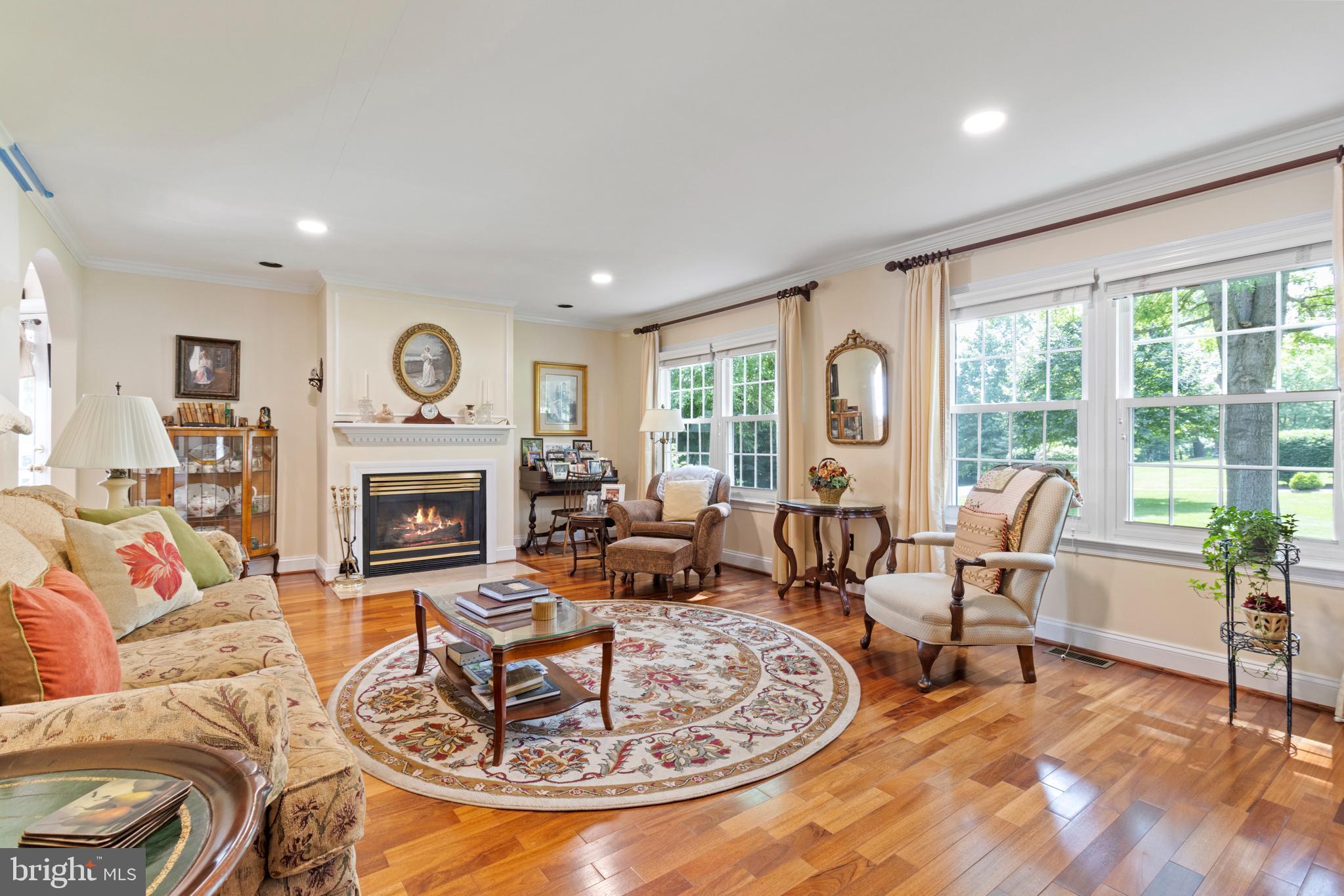 23703 Woodfield Road Gaithersburg, MD 20882 - Photo 31 of 97 Living room Side #2
