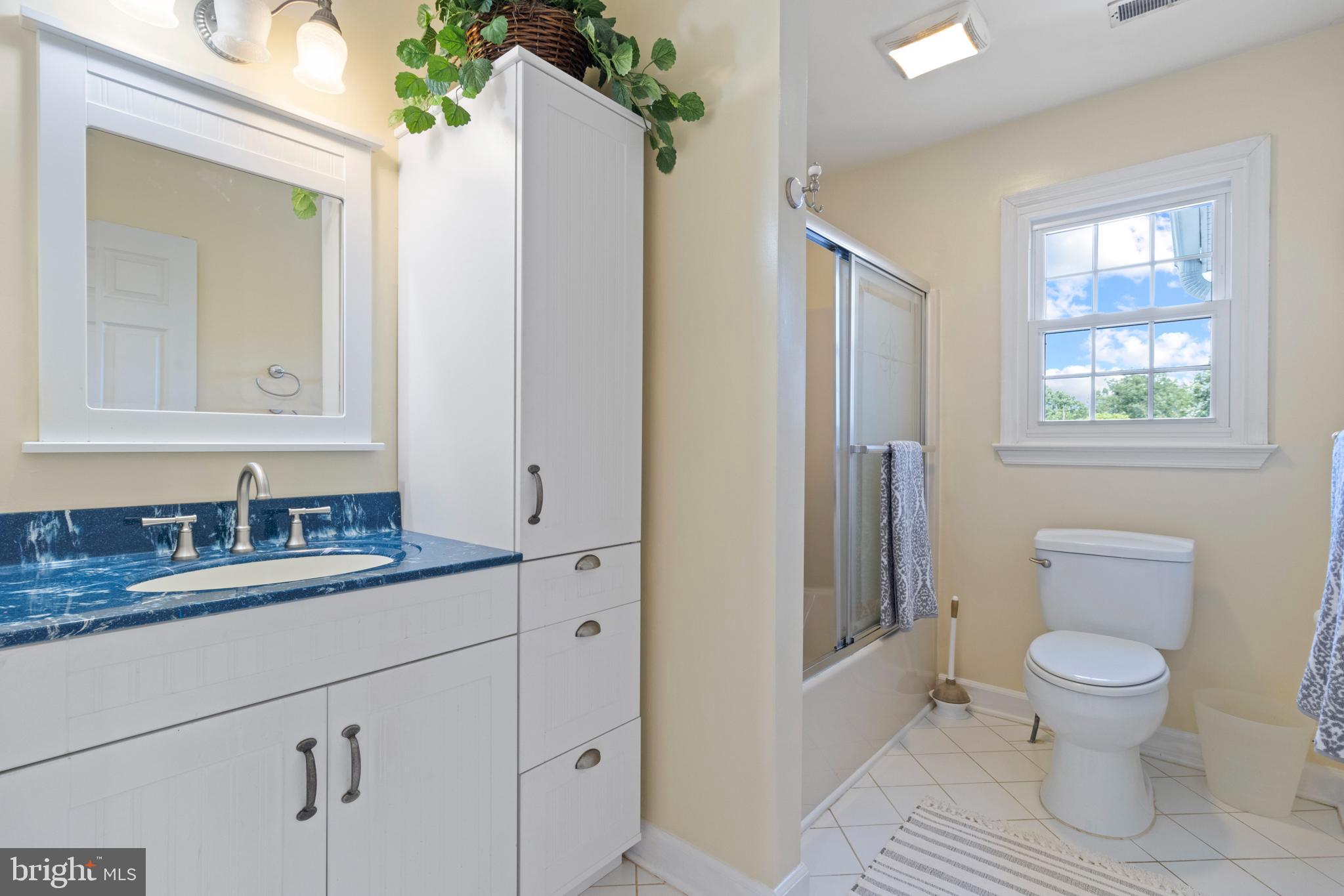 23703 Woodfield Road Gaithersburg, MD 20882 - Photo 36 of 97 Secondary bath on side #1