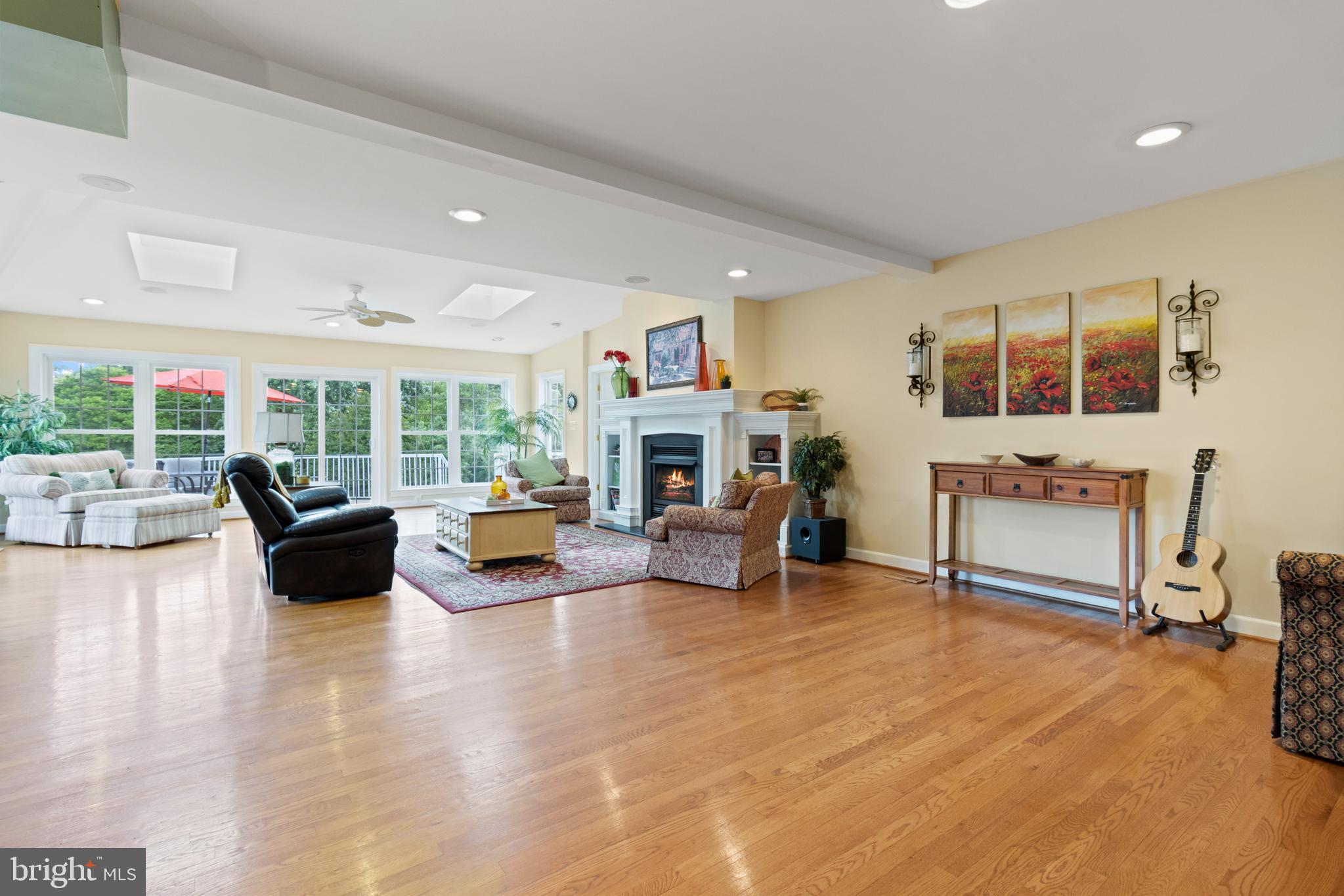 23703 Woodfield Road Gaithersburg, MD 20882 - Photo 41 of 97 Huge family room side #1