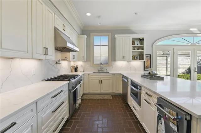 $945,000 | 7408 Stoneleigh Drive, Harahan, LA 70123