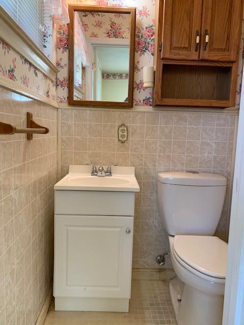 734 Julian Road Chattanooga, TN 37421 - Photo 9 of 11 Master half bath