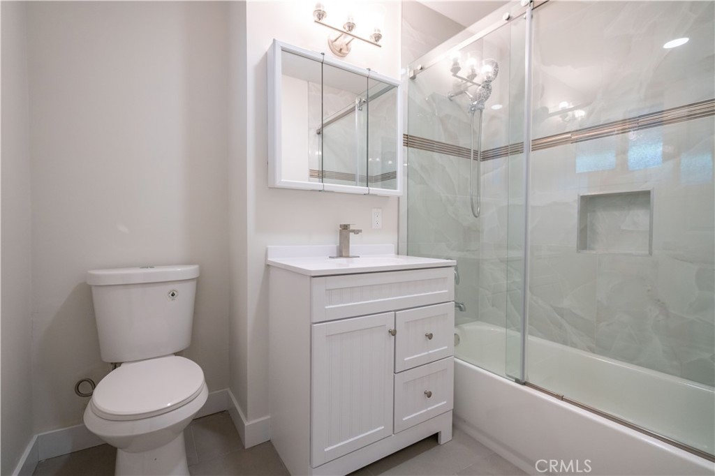 9320 Rhea Avenue Northridge, CA 91324 - Photo 12 of 16 Primary bathroom