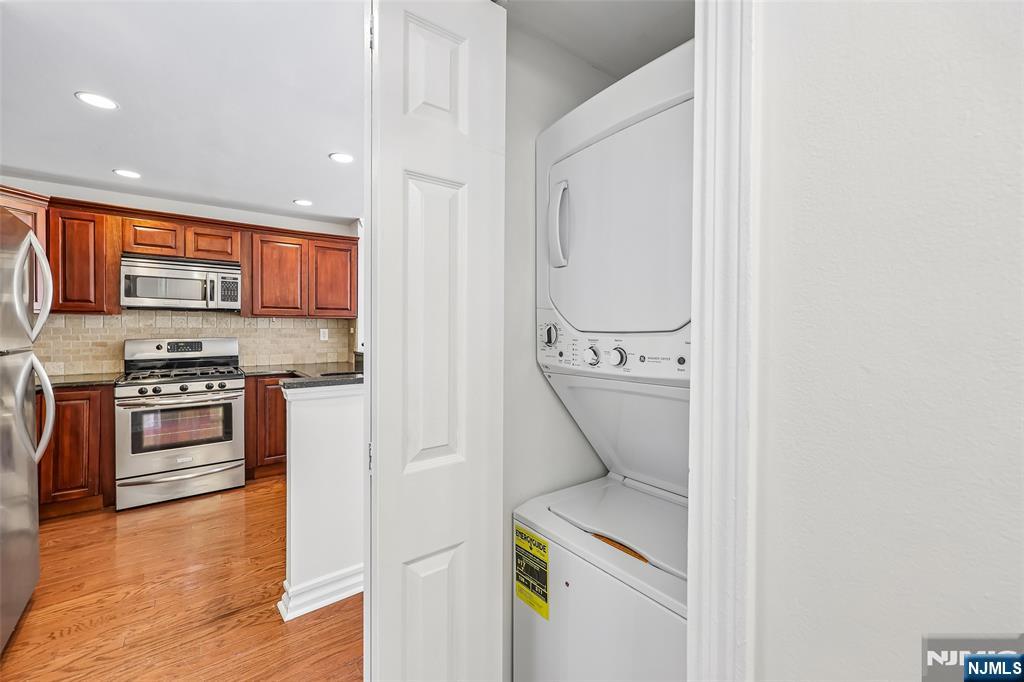 302 Chase Court, Unit 302 Edgewater, NJ 07020 - Photo 11 of 46