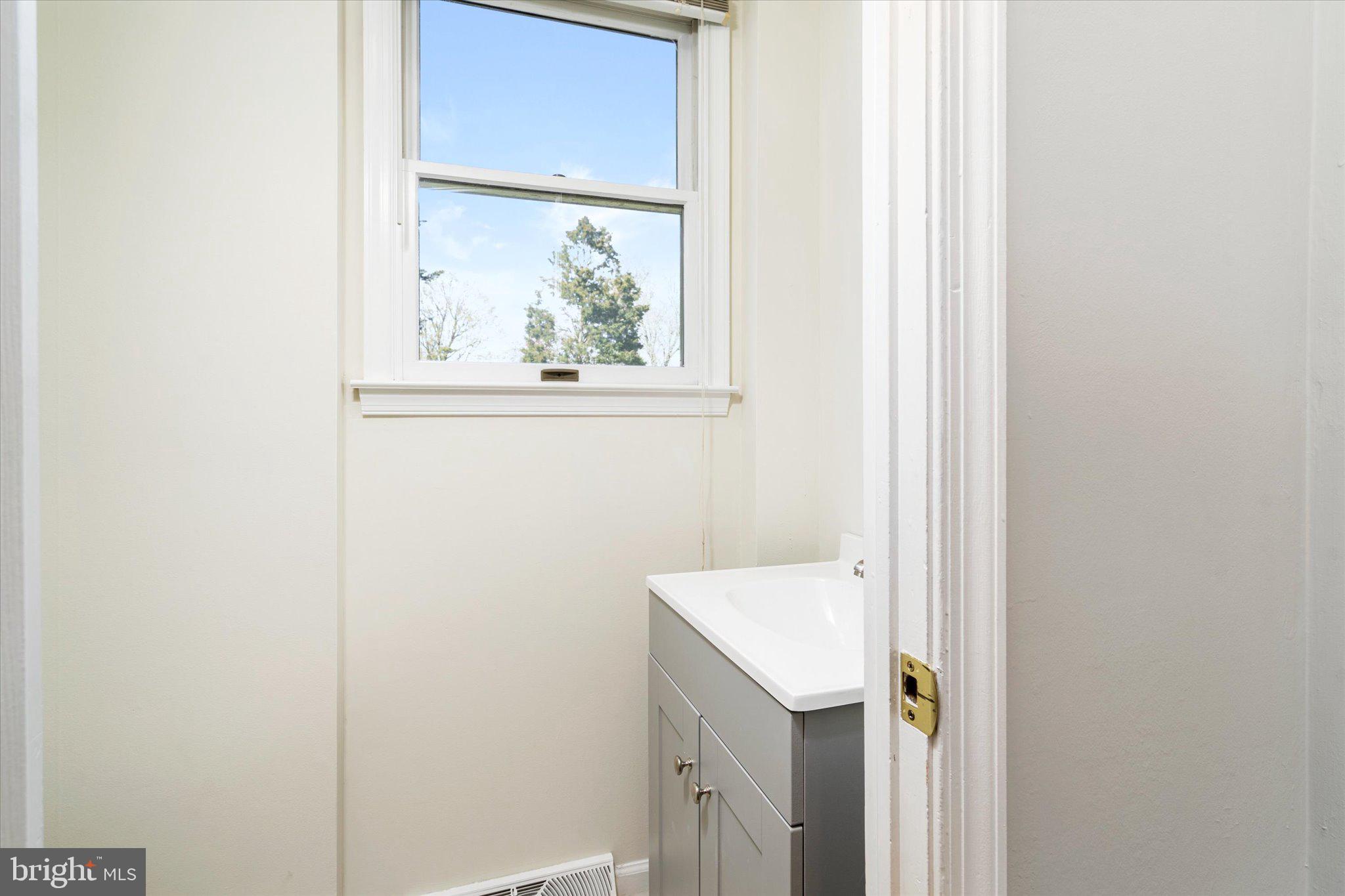 745 Woodlane Road Beverly, NJ 08010 - Photo 12 of 28 1st Floor Half Bathroom
