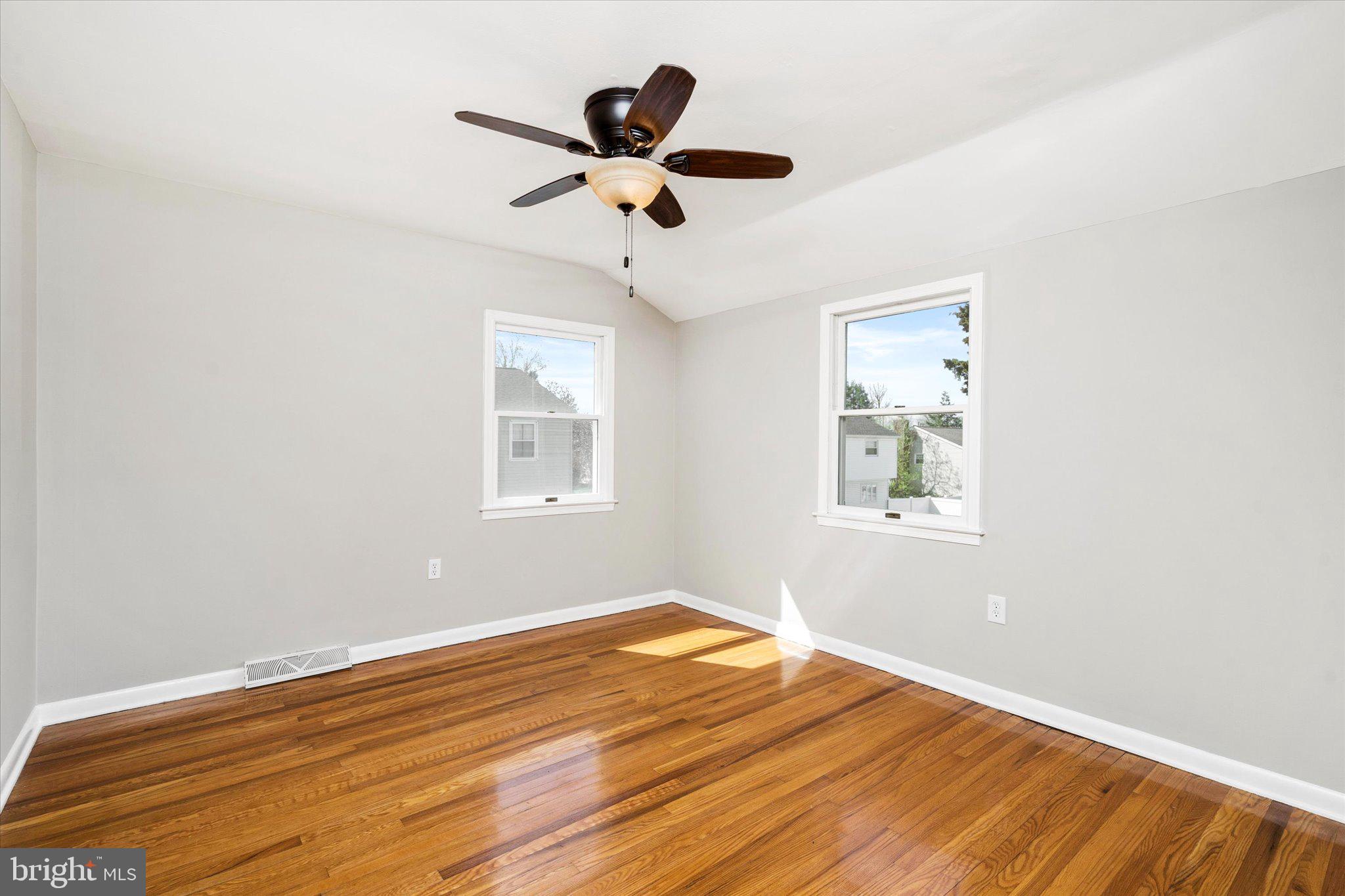 745 Woodlane Road Beverly, NJ 08010 - Photo 18 of 28 2nd Bedroom