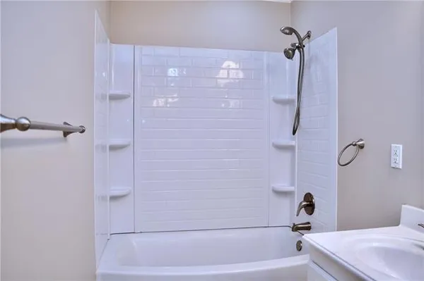 $349,999 | 106 Woodcreek Loop, Pineville, LA 71360