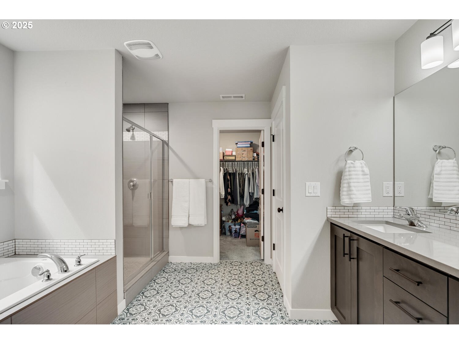 1809 Northeast 169th Street Ridgefield, WA 98642 - Photo 33 of 47 a bathroom with a tub a sink and mirrors