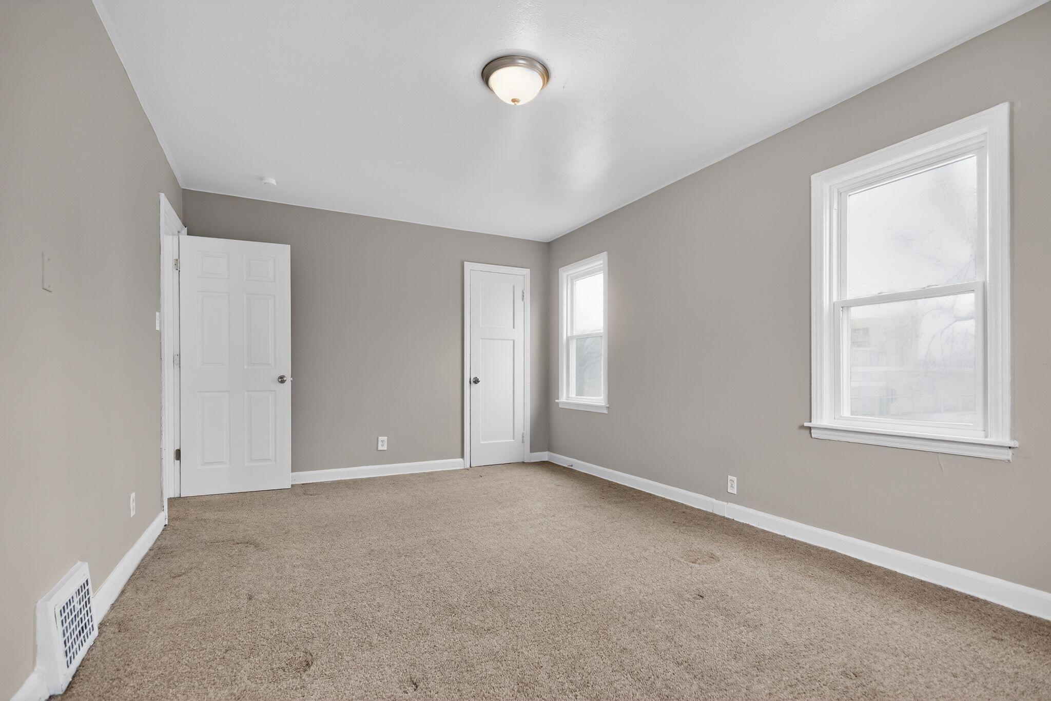 4332 North 15th Street Milwaukee, WI 53209 - Photo 19 of 34 20_4332_N_15th_St_Milwaukee_WI_53209-Bed