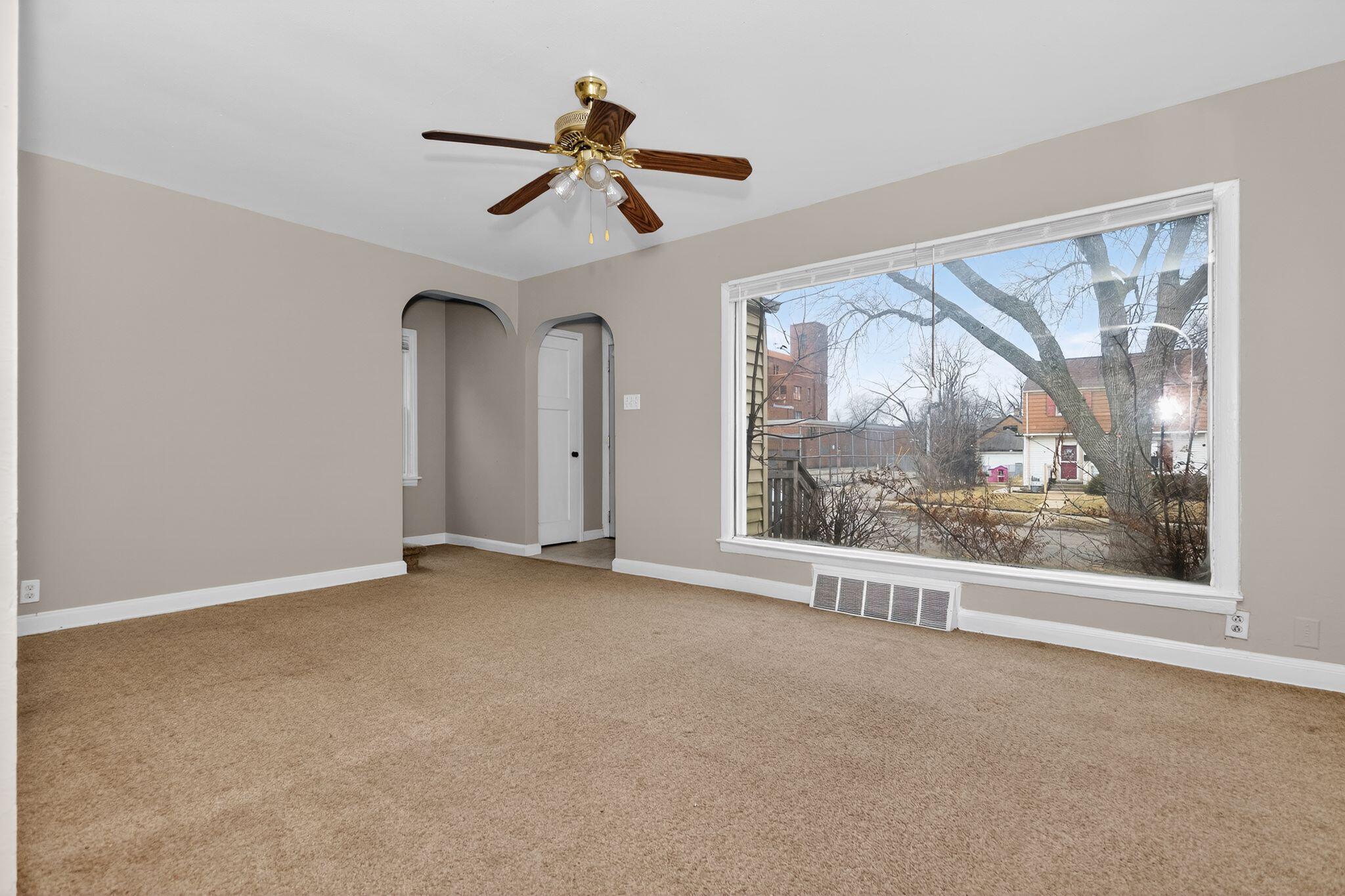 4332 North 15th Street Milwaukee, WI 53209 - Photo 5 of 34 12_4332_N_15th_St_Milwaukee_WI_53209-Liv