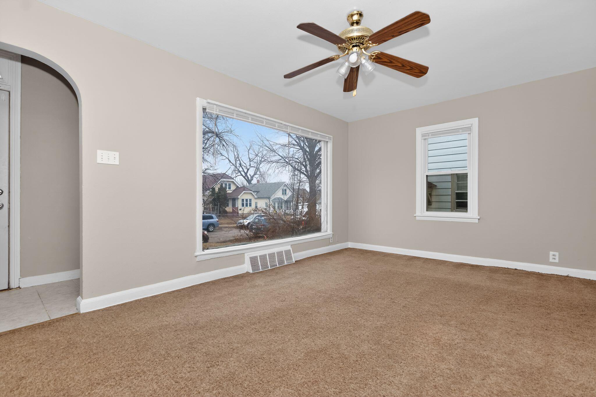 4332 North 15th Street Milwaukee, WI 53209 - Photo 6 of 34 10_4332_N_15th_St_Milwaukee_WI_53209-Liv