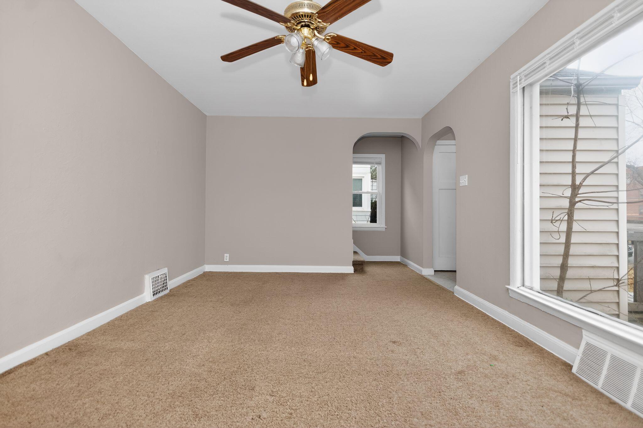 4332 North 15th Street Milwaukee, WI 53209 - Photo 8 of 34 13_4332_N_15th_St_Milwaukee_WI_53209-Liv